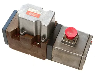 MOOG MODEL: J661-172A SERVO VALVE J661172A
