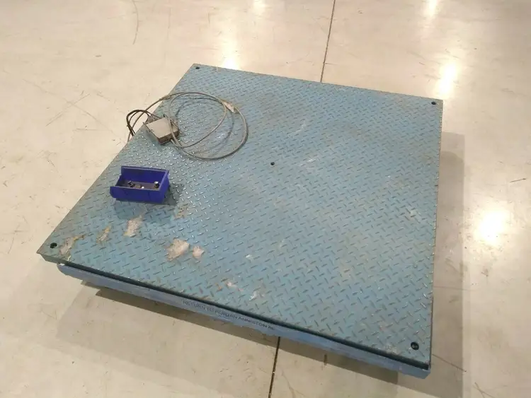 Used Cardinal Industrial Floor Scale 4'x4' 500lb x 1lb Platform Scales Michigan US | Maverick Industrial Sales #1489288