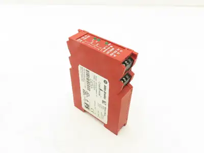 Allen Bradley MSR126T 440R-N23117 Guardmaster Safety Relay 24V AC/DC Lot of 2