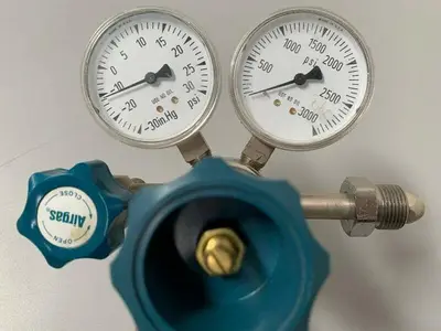 USED AIRGAS Y11-SR145A GAS REGULATOR 3000 PSI W/ SMART INDICATING REGULATOR TESTER