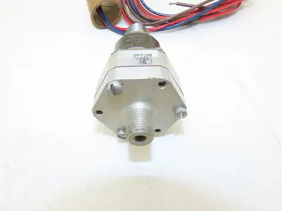 ITT Neo-Dyn 115P1S136 Pressure Switch 5A 125/250VAC 1/4"x 1/2"NPT
