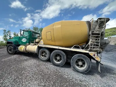 Used 2000 MACK RB688S Concrete Mixer Trucks Pennsylvania US | Proxy Equipment #1378234