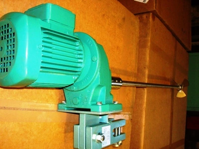 Geared Clamp On Stirrer, 0.75 Kw