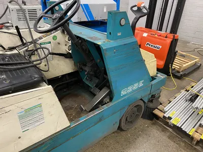 TENNANT 235EV Hoppers | Mohawk Machinery (2)