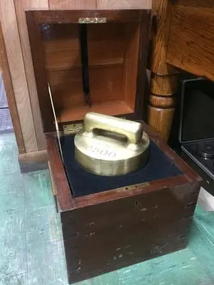 1350-385 Antique L Oertling 2500 Troy Ounce Brass Counterweight with Carrying Case and Bridge Type Carrying Handle