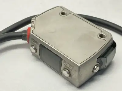 LR-ZB250AP | Keyence  Self-Contained CMOS Laser Sensor Rectangular - Used