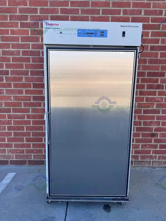 Used THERMO SCIENTIFIC 3950 CO2 INCUBATOR TEMP RANGE  29 CUFT, 60C°, 120V Incubators California US | Equipment Lab #485897