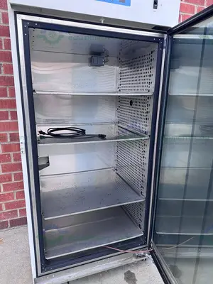 USED THERMO SCIENTIFIC 3950  CO2 INCUBATOR TEMP RANGE  29 CUFT, 60C°, 120V