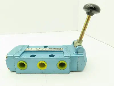 Honeywell Skinner S4LOMCX4 Directional Control Spool Valve 5 Port 3 Pos 1/2"NPT