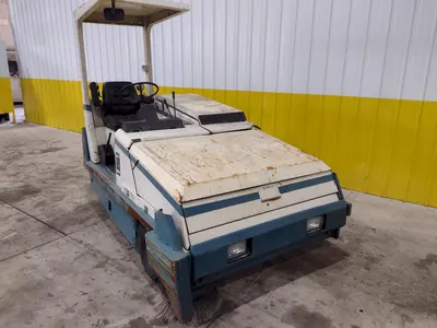 TENNANT MODEL #360 POWERED FLOOR SWEEPER: STOCK #21128