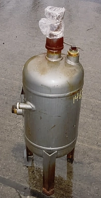 USED 12 GALLON  PRESSURE TANK STEEL PRESSURE TANK