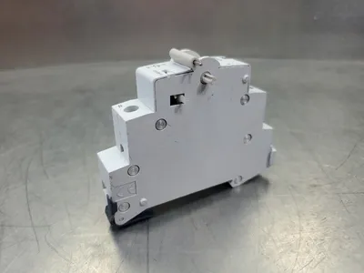 Cutler-Hammer WST220A 110-220VAC SHUNT TRIP CIRCUIT BREAKER. 4E-11