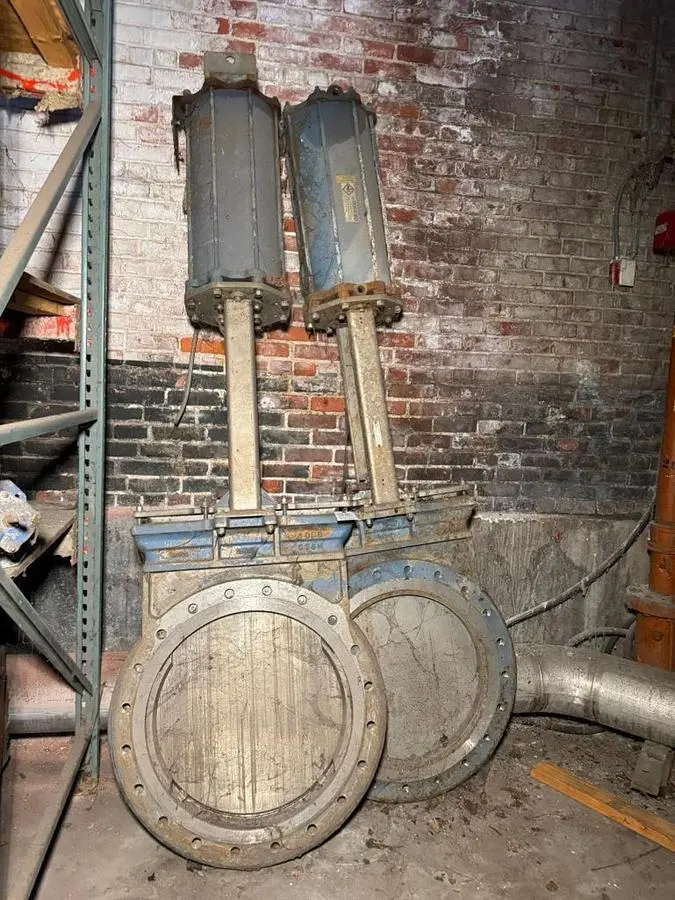 24" LARGE PNUEMATIC STAINLESS STEEL KNIFE GATE VALVE (TWO AVAILABLE)