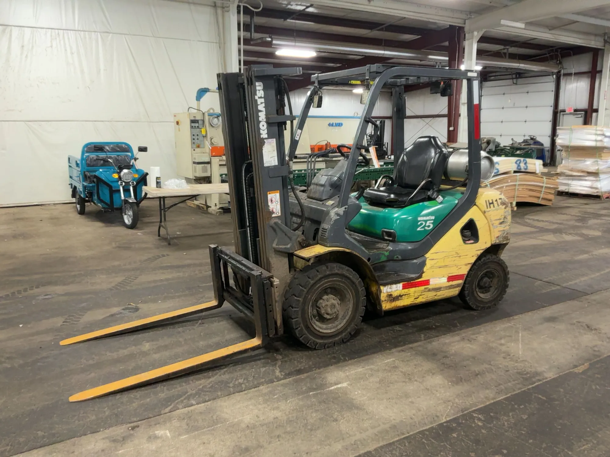 USED 2010 KOMATSU FG25T-16
