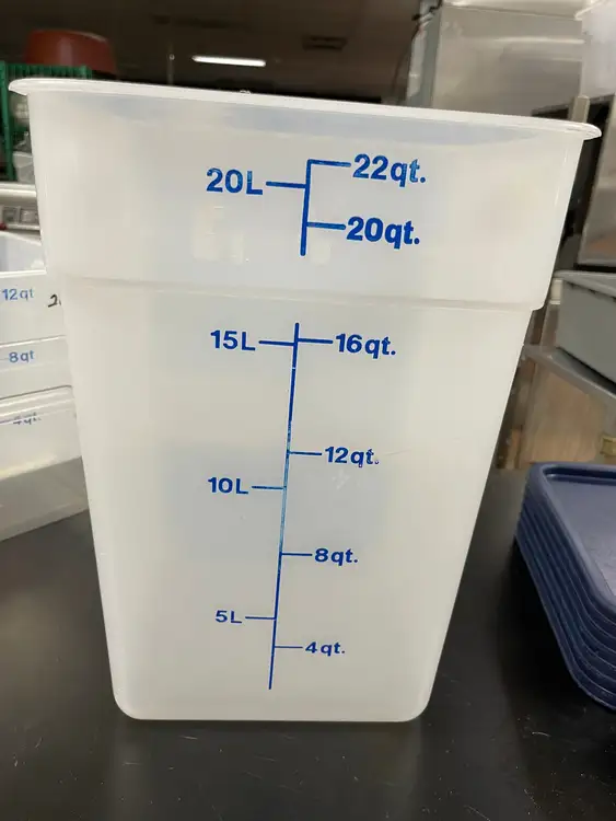 Used Cambro Used Cambro CamSquares 22 Qt. White Square Polyethylene Food Storage Container - TH3 Restaurant Storage Containers Illinois US | Falcon Restaurant Supply #1373821