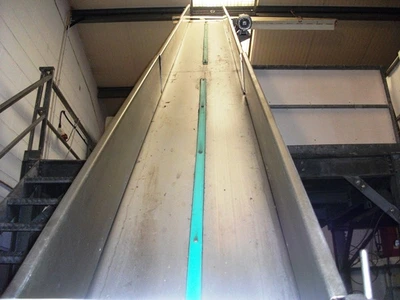 Flighted Flat Belt Conveyor aprox 400 mm x 4600mm long