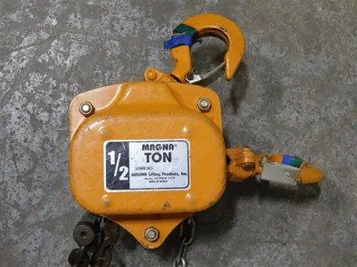 MAGNA Lifting Products Inc. 1/2 Ton Magna Ton Chain Hoist Used