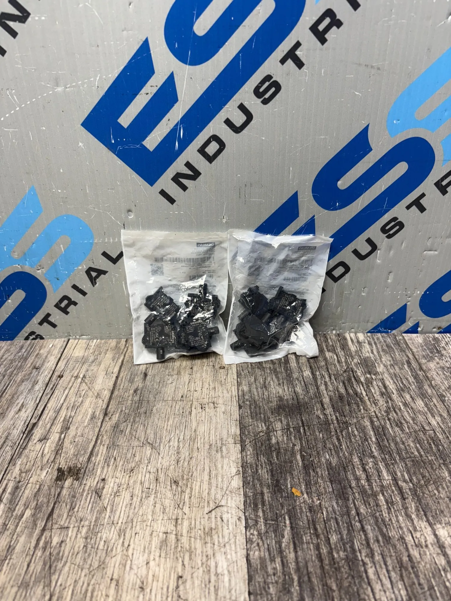 Used Siemens 3SU1401-2BB60-3AA0 Lighting South Carolina US | ESS Industrial Equipment Sales #1175238