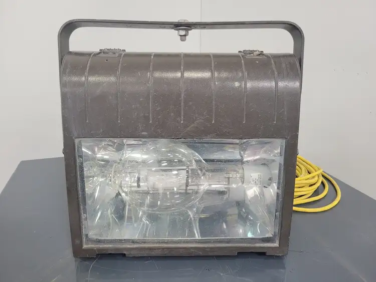Used 2011 COOPER MHNK-Y76-1000-TT-LL Lighting British Columbia CA | Lenmark #254541