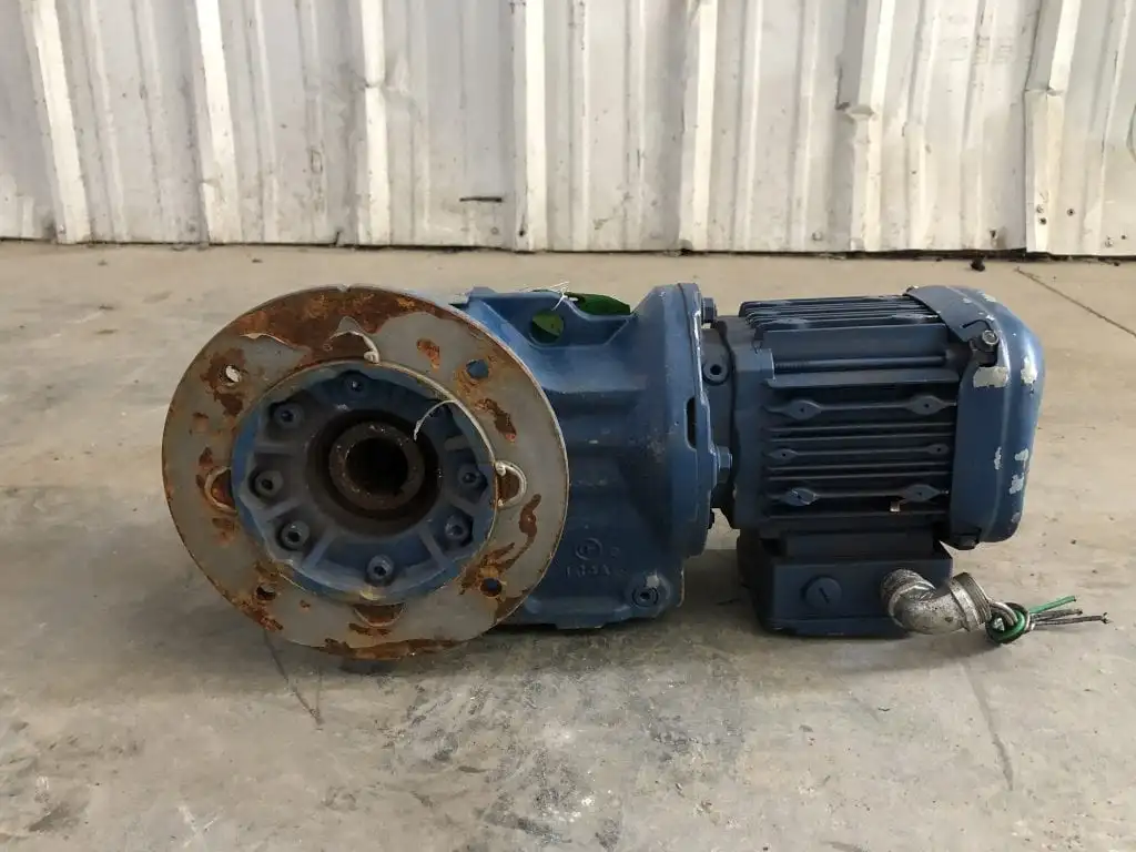 Sew-Eurodrive KAF47DRS71S4 0.50HP Gear Drive/Speed Reducer 13RPM 2.433in-lbs 3PH