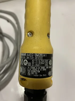 OMRON A4EG-BM2B041 Enabling Switch Device / Grip Pushbutton Pendant 125/240V