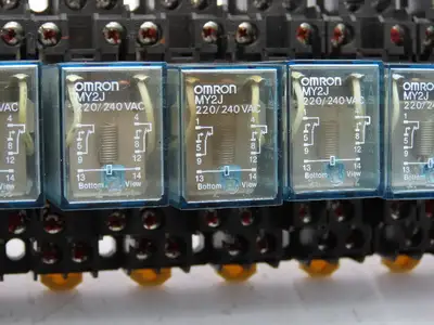 Omron MY2J General Purpose Relay w/Socket 5A 220/240VAC 28VDC 8 Pin Lot Of 25