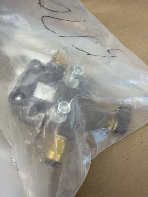 New Meritor A-7806N1106 Suspension Hight Control Valve Warranty Fast Shipping