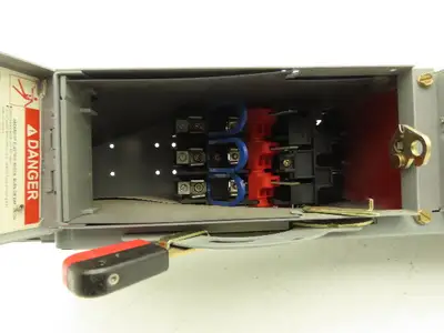 Square D QMB-321-T Safety Disconnect Load Switch 240V AC 10Hp/DC 15Hp 30A 3 Pole