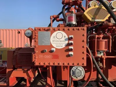 BIG TEX GOOSENECK TRAILER - Consolidated pressure control closing unit