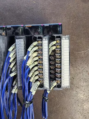 Mitsubishi Q38B / Q61P / Q02HCPU / QJ71E71-100 / QY22 / QX80 / QY22 / QX40 / QY40P 8 Slot PLC