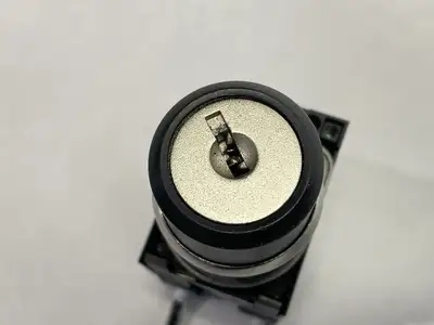 USED SIEMENS KEYLOCK SWITCH 2-POSITION 10A 500V 22.3MM NO KEY