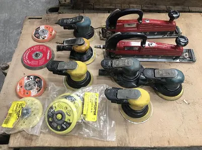 LOT OF PALM AND STRIGHT LINE PNEUMATIC HAND SANDERS