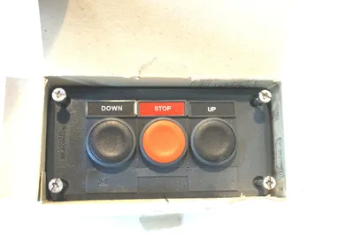 NEW TELEMECANIQUE XAL-D321 PUSHBUTTON ENCLOSURE XALD32