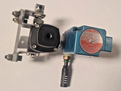 MAC M603 275B-110EA Pneumatic Solenoid Valve Automation Swagelok 90° 131SR