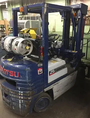 2956-560 KOMATSU 5000LB CAPACITY RIDE ON FORK LIFT TRUCK MODEL 25