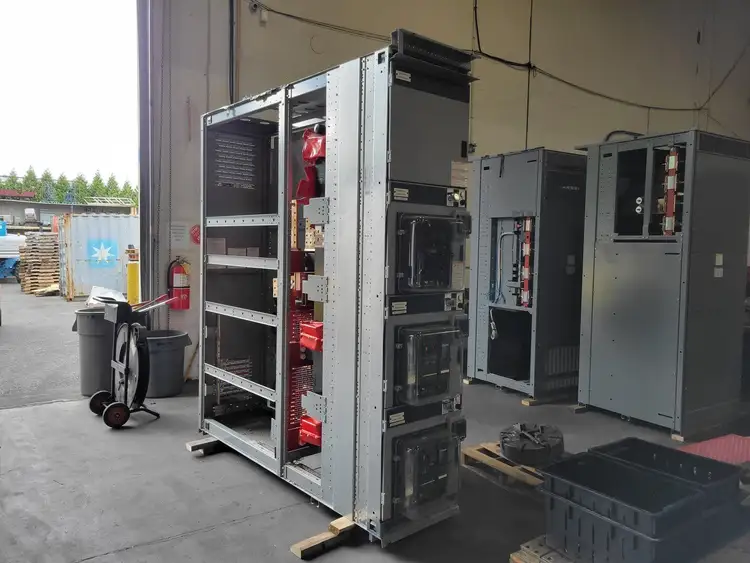 Used SQUARE D POWER-ZONE 4 Switchgears British Columbia CA | Lenmark #239351