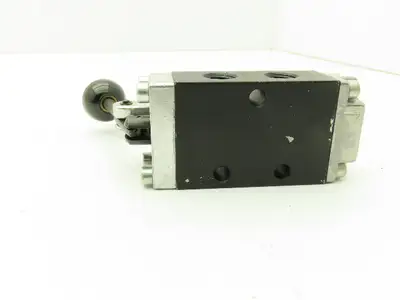 ARO 5631 20 02 Pneumatic 3-Port Manual Lever Control Valve 1/4" NPT