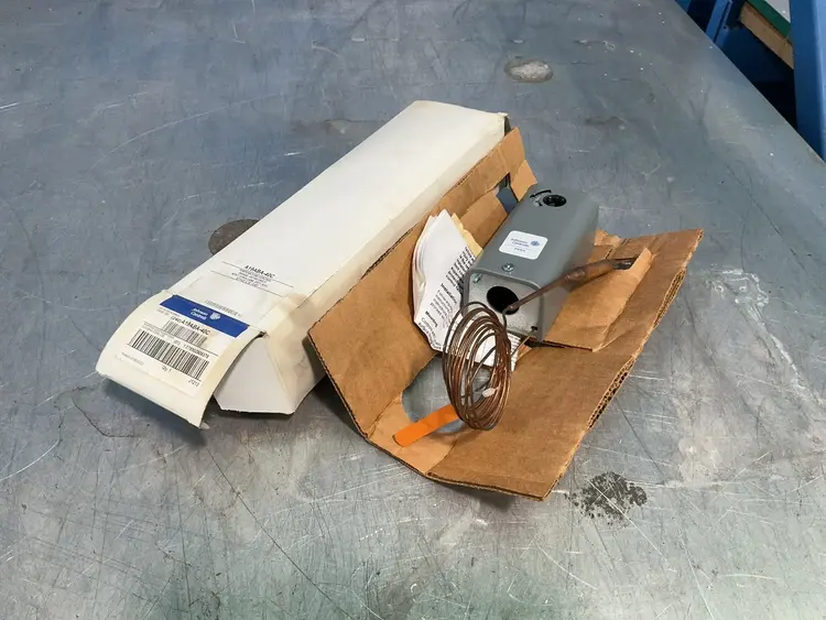 Used JOHNSON CONTROLS (240)A19ABA40C Temperature Controls Ohio US | HGR 24 #1314122