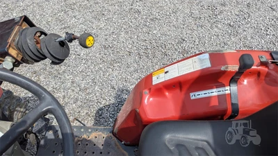 USED 2001 MASSEY FERGUSON 1233