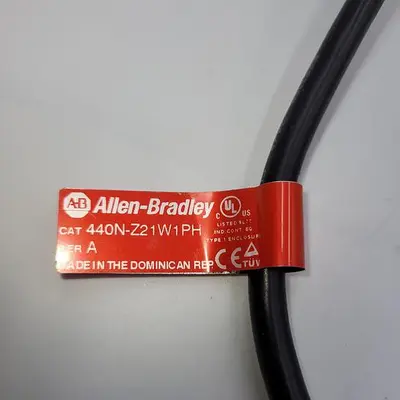 USED ALLEN BRADLEY ALLEN BRADLEY 440N-Z21W1PH NON-CONTACT INTERLOCK SWITCH, MAGNETICALLY CODED