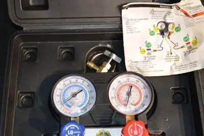 Pittsburgh A/C Manifold Gauge Set - R-134A, 2 Gauges, 3 Hoses, Case