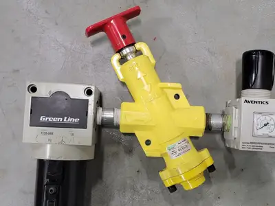 Pneumatic Filter F32B-04M w/ Valve 4ZL04 & Pressure Regulator 8652AR004G103G0