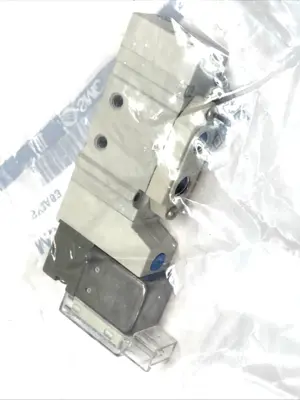 NEW SMC 5-PORT SOLENOID VALVE 24 VDC M5