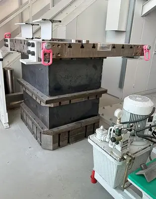 USED 2004 SCHNUPP HYDRAULIC PRESS  2,500 TONS