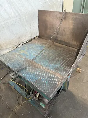 4,000 LB 48" X 48" HYDRAULIC TILT TABLE. STOCK # 1003825.