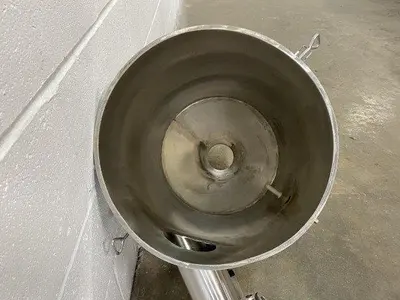 Lidded Hopper With Butterfly Valve