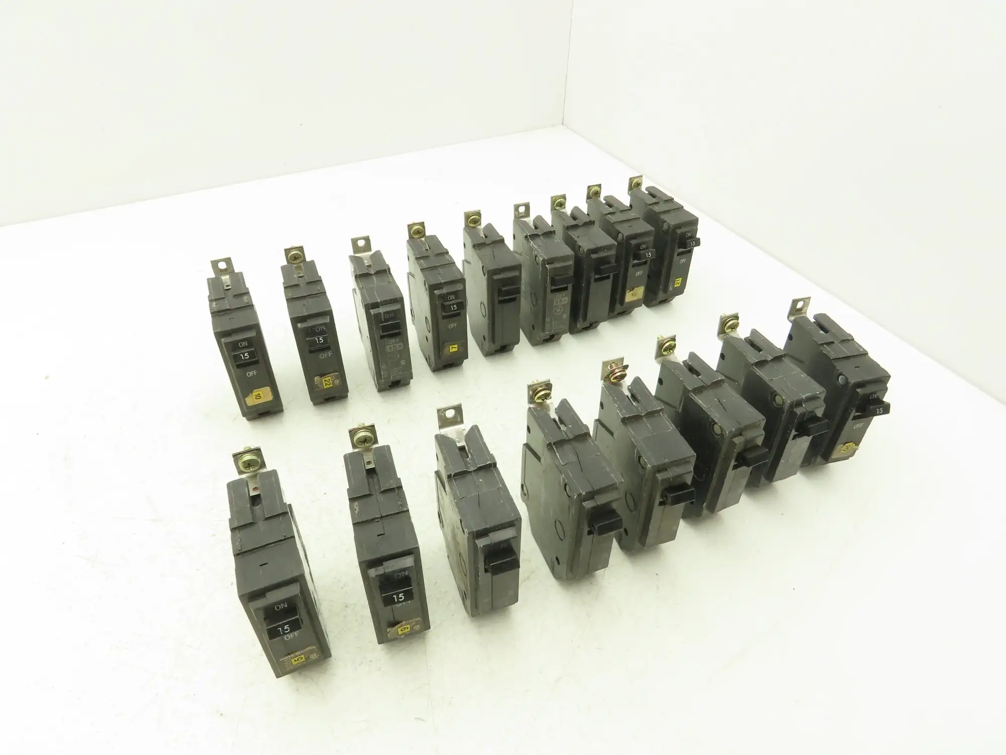 General Electric THQB115 Circuit Breaker 1-Pole 15Amp Bolt-In 120/240V Lot of 17