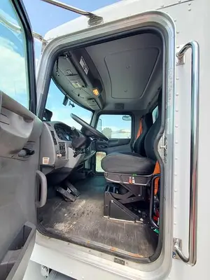 USED 2018 PETERBILT 337