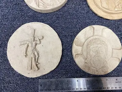 3364-700 DUPLICATING PLATES – 27 COMPOSITE HAND CARVED MEDALLIONS, JEWELRY