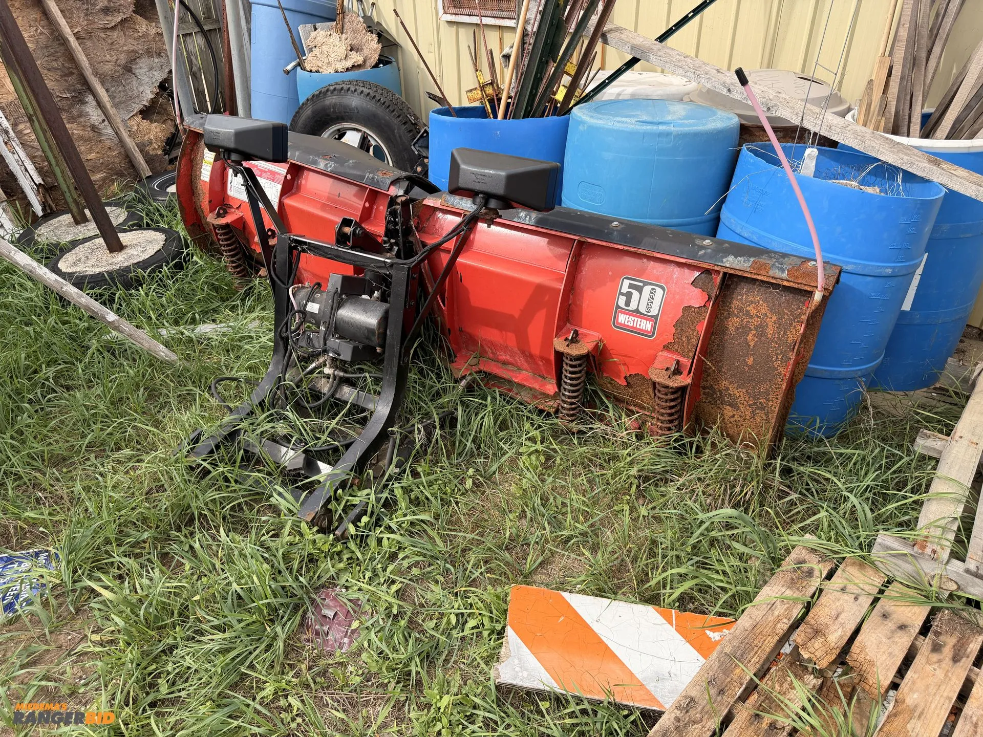 Used WESTERN UNIMOUNT 8'6" V-PLOW WITH MOUNTING BRACKETS Plow Blades Michigan US | Miedema Asset Management Group #1424733